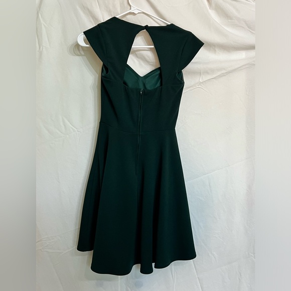 B. Darlin Forest Green scallop sleeve cocktail dress - Picture 2 of 2